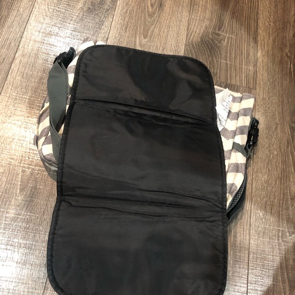 Baby Bag Skip Hop Chevron Patterned in Gray and White - Picture 7 of 8